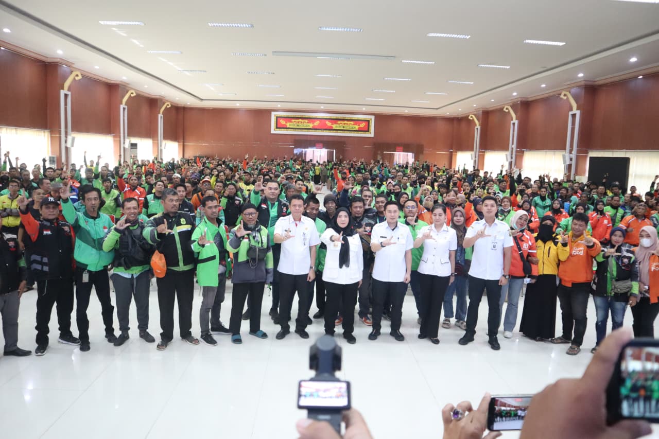 Pemkot Bandar Lampung Bagikan Beras untuk Ojol, Wali Kota Eva Dwiana: Bentuk Kepedulian Ramadan