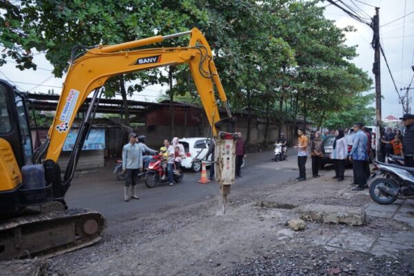 Gerak Cepat, Eva Dwiana Perbaiki Jalan dan Drainase di Kedamaian untuk Atasi Banjir