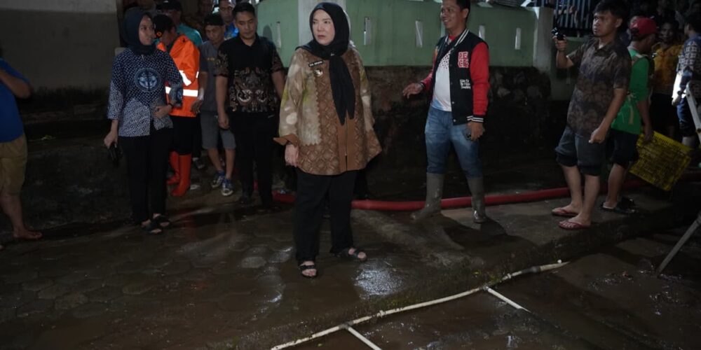 Wali Kota Eva Dwiana Salurkan Bantuan Korban Banjir di Way Halim Bandar Lampung