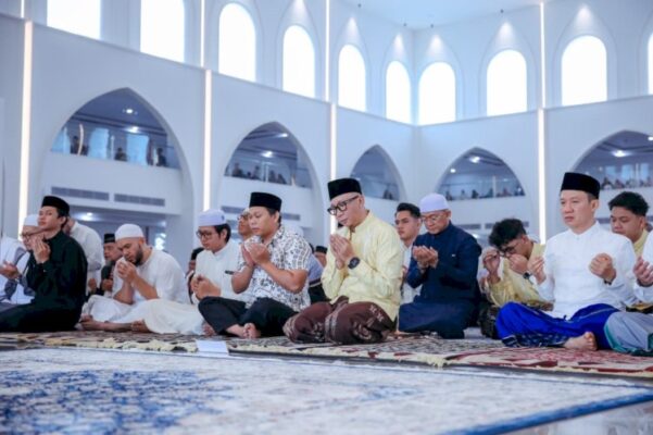 Gubernur Rahmat Mirzani Djausal Shalat Id Bersama Warga di Masjid Raya Al-Bakrie, Ajak Perkuat Kebersamaan