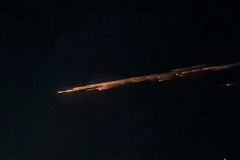 Benda misterius di Lampung,Meteor Lampung Timur,Langit Lampung malam hari,Fenomena langit Indonesia,Jabung Lampung Timur,Viral Lampung hari ini,Benda bercahaya misterius,Meteor jatuh Indonesia,Video viral Lampung