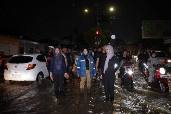 Hujan Deras Picu Banjir, Eva Dwiana Turun Langsung, Satgas Gerak Cepat Atasi Genangan