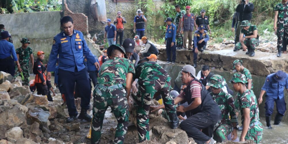Grebek Sungai! Ratusan Personel TNI Turun Tangan, Tanggul Jebol dan Sampah Jadi Target Utama