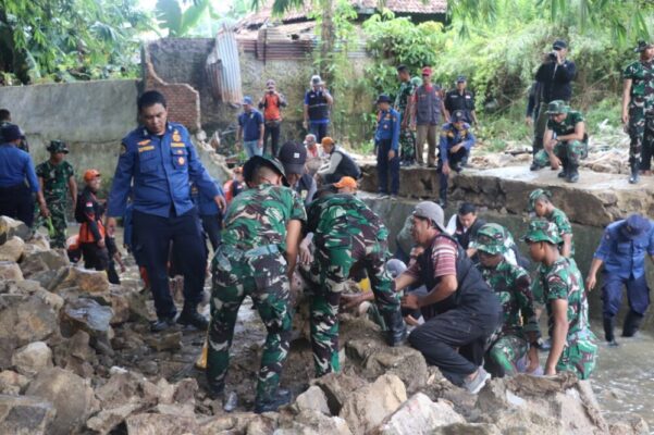 Grebek Sungai! Ratusan Personel TNI Turun Tangan, Tanggul Jebol dan Sampah Jadi Target Utama