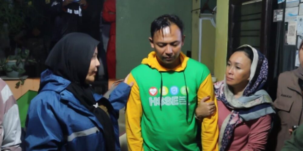 Wali Kota Eva Dwiana Temui Keluarga Korban Banjir Garuntang di Tengah Hujan Deras