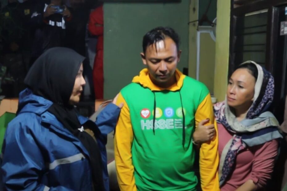 Wali Kota Eva Dwiana Temui Keluarga Korban Banjir Garuntang di Tengah Hujan Deras