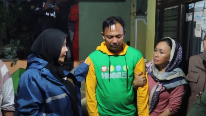 Wali Kota Eva Dwiana Temui Keluarga Korban Banjir Garuntang di Tengah Hujan Deras