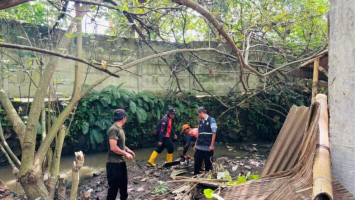 Meski Hari Libur, Satgas Gabungan Bersihkan Drainase di Bandar Lampung Cegah Banjir