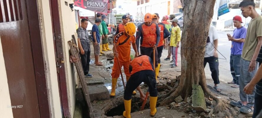 Meski Hari Libur, Satgas Gabungan Bersihkan Drainase di Bandar Lampung Cegah Banjir