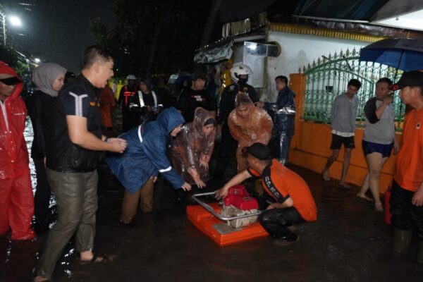 Hujan Deras Picu Banjir, Eva Dwiana Turun Langsung, Satgas Gerak Cepat Atasi Genangan