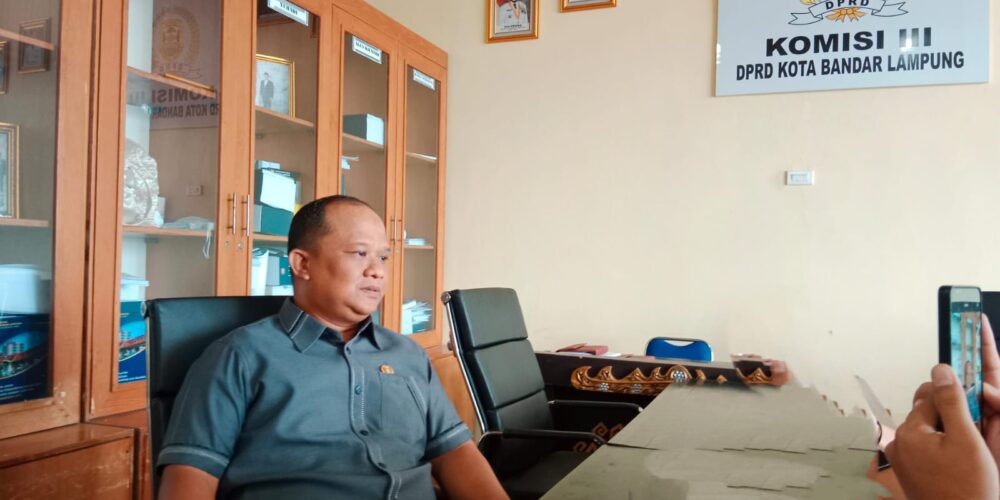 Komisi III DPRD Bandar Lampung Bahas Smart BRT ITERA, Dorong Transportasi Publik Modern BANDAR LAMPUNG – Komisi III DPRD Kota Bandar Lampung menggelar Rapat Dengar Pendapat (RDP) bersama Institut Teknologi Sumatera (ITERA) terkait mulai beroperasinya layanan transportasi publik cerdas Smart BRT Itera dengan rute Kampus ITERA–Mall Boemi Kedaton. Rapat ini tidak hanya menjadi ajang evaluasi awal operasional, tetapi juga membuka diskusi strategis mengenai masa depan sistem transportasi publik di Kota Bandar Lampung yang dinilai masih memerlukan pembenahan menyeluruh. Ketua Komisi III DPRD Kota Bandar Lampung, Agus Djumadi, mengapresiasi langkah inovatif ITERA dalam menghadirkan Smart BRT sebagai model transportasi berbasis teknologi. Menurutnya, kehadiran Smart BRT bukan sekadar alternatif moda transportasi, melainkan sinyal perubahan menuju sistem yang lebih modern, efisien, dan terintegrasi. “Ini adalah sebuah prototipe dengan teknologi yang ada. Masyarakat yang tadinya terbiasa membayar secara tunai, kini mulai diarahkan ke sistem non-tunai. Secara perlahan, ini akan membentuk kebiasaan baru,” ujarnya usai RDP, Rabu (29/4/2026). Ia menilai inovasi ini berpotensi mengubah pola mobilitas masyarakat yang selama ini masih bergantung pada kendaraan pribadi. Perubahan tersebut dinilai penting untuk mengurangi kemacetan sekaligus meningkatkan efisiensi transportasi di perkotaan. Meski demikian, Komisi III DPRD menegaskan bahwa tanggung jawab utama dalam pengembangan transportasi publik tetap berada di tangan pemerintah daerah. Kehadiran Smart BRT ITERA dipandang sebagai proyek percontohan (pilot project) yang dapat dijadikan referensi dalam penyusunan kebijakan transportasi ke depan. “Kami tentu mengapresiasi apa yang telah dilakukan ITERA. Namun pada prinsipnya, penyediaan transportasi publik adalah tanggung jawab pemerintah. Prototipe ini sangat baik untuk menciptakan sistem transportasi berkelanjutan di Bandar Lampung,” tegasnya.