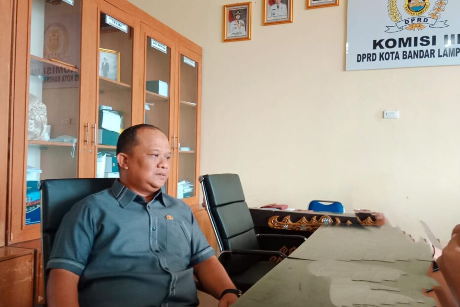 Komisi III DPRD Bandar Lampung Bahas Smart BRT ITERA, Dorong Transportasi Publik Modern BANDAR LAMPUNG – Komisi III DPRD Kota Bandar Lampung menggelar Rapat Dengar Pendapat (RDP) bersama Institut Teknologi Sumatera (ITERA) terkait mulai beroperasinya layanan transportasi publik cerdas Smart BRT Itera dengan rute Kampus ITERA–Mall Boemi Kedaton. Rapat ini tidak hanya menjadi ajang evaluasi awal operasional, tetapi juga membuka diskusi strategis mengenai masa depan sistem transportasi publik di Kota Bandar Lampung yang dinilai masih memerlukan pembenahan menyeluruh. Ketua Komisi III DPRD Kota Bandar Lampung, Agus Djumadi, mengapresiasi langkah inovatif ITERA dalam menghadirkan Smart BRT sebagai model transportasi berbasis teknologi. Menurutnya, kehadiran Smart BRT bukan sekadar alternatif moda transportasi, melainkan sinyal perubahan menuju sistem yang lebih modern, efisien, dan terintegrasi. “Ini adalah sebuah prototipe dengan teknologi yang ada. Masyarakat yang tadinya terbiasa membayar secara tunai, kini mulai diarahkan ke sistem non-tunai. Secara perlahan, ini akan membentuk kebiasaan baru,” ujarnya usai RDP, Rabu (29/4/2026). Ia menilai inovasi ini berpotensi mengubah pola mobilitas masyarakat yang selama ini masih bergantung pada kendaraan pribadi. Perubahan tersebut dinilai penting untuk mengurangi kemacetan sekaligus meningkatkan efisiensi transportasi di perkotaan. Meski demikian, Komisi III DPRD menegaskan bahwa tanggung jawab utama dalam pengembangan transportasi publik tetap berada di tangan pemerintah daerah. Kehadiran Smart BRT ITERA dipandang sebagai proyek percontohan (pilot project) yang dapat dijadikan referensi dalam penyusunan kebijakan transportasi ke depan. “Kami tentu mengapresiasi apa yang telah dilakukan ITERA. Namun pada prinsipnya, penyediaan transportasi publik adalah tanggung jawab pemerintah. Prototipe ini sangat baik untuk menciptakan sistem transportasi berkelanjutan di Bandar Lampung,” tegasnya.