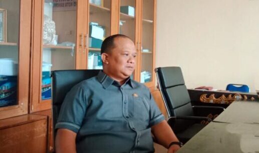 Komisi III DPRD Bandar Lampung Bahas Smart BRT ITERA, Dorong Transportasi Publik Modern BANDAR LAMPUNG – Komisi III DPRD Kota Bandar Lampung menggelar Rapat Dengar Pendapat (RDP) bersama Institut Teknologi Sumatera (ITERA) terkait mulai beroperasinya layanan transportasi publik cerdas Smart BRT Itera dengan rute Kampus ITERA–Mall Boemi Kedaton. Rapat ini tidak hanya menjadi ajang evaluasi awal operasional, tetapi juga membuka diskusi strategis mengenai masa depan sistem transportasi publik di Kota Bandar Lampung yang dinilai masih memerlukan pembenahan menyeluruh. Ketua Komisi III DPRD Kota Bandar Lampung, Agus Djumadi, mengapresiasi langkah inovatif ITERA dalam menghadirkan Smart BRT sebagai model transportasi berbasis teknologi. Menurutnya, kehadiran Smart BRT bukan sekadar alternatif moda transportasi, melainkan sinyal perubahan menuju sistem yang lebih modern, efisien, dan terintegrasi. “Ini adalah sebuah prototipe dengan teknologi yang ada. Masyarakat yang tadinya terbiasa membayar secara tunai, kini mulai diarahkan ke sistem non-tunai. Secara perlahan, ini akan membentuk kebiasaan baru,” ujarnya usai RDP, Rabu (29/4/2026). Ia menilai inovasi ini berpotensi mengubah pola mobilitas masyarakat yang selama ini masih bergantung pada kendaraan pribadi. Perubahan tersebut dinilai penting untuk mengurangi kemacetan sekaligus meningkatkan efisiensi transportasi di perkotaan. Meski demikian, Komisi III DPRD menegaskan bahwa tanggung jawab utama dalam pengembangan transportasi publik tetap berada di tangan pemerintah daerah. Kehadiran Smart BRT ITERA dipandang sebagai proyek percontohan (pilot project) yang dapat dijadikan referensi dalam penyusunan kebijakan transportasi ke depan. “Kami tentu mengapresiasi apa yang telah dilakukan ITERA. Namun pada prinsipnya, penyediaan transportasi publik adalah tanggung jawab pemerintah. Prototipe ini sangat baik untuk menciptakan sistem transportasi berkelanjutan di Bandar Lampung,” tegasnya.