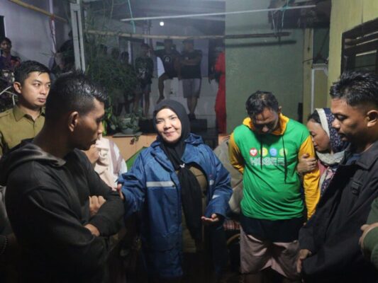 Wali Kota Eva Dwiana Temui Keluarga Korban Banjir Garuntang di Tengah Hujan Deras