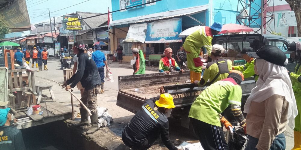 Meski Hari Libur, Satgas Gabungan Bersihkan Drainase di Bandar Lampung Cegah Banjir