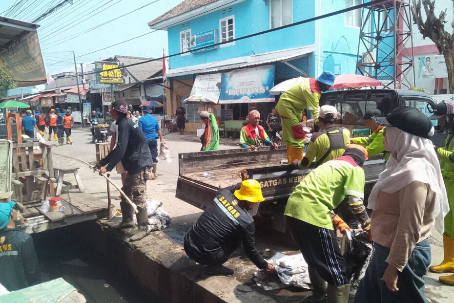 Meski Hari Libur, Satgas Gabungan Bersihkan Drainase di Bandar Lampung Cegah Banjir