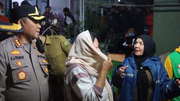 Wali Kota Eva Dwiana Temui Keluarga Korban Banjir Garuntang di Tengah Hujan Deras