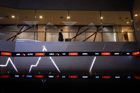 IHSG Anjlok 1,81 Persen ke Level 6.734, Rupiah Ikut Melemah