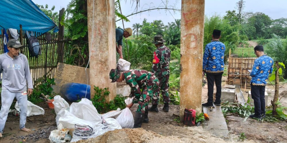 Tembus Derasnya Arus Way Tipo, Prajurit TNI dan Warga Gotong Royong Bangun Jembatan Gantung Garuda