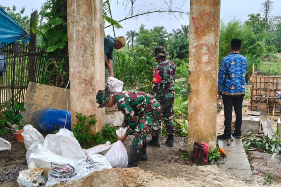 Tembus Derasnya Arus Way Tipo, Prajurit TNI dan Warga Gotong Royong Bangun Jembatan Gantung Garuda