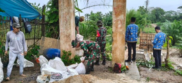 Tembus Derasnya Arus Way Tipo, Prajurit TNI dan Warga Gotong Royong Bangun Jembatan Gantung Garuda