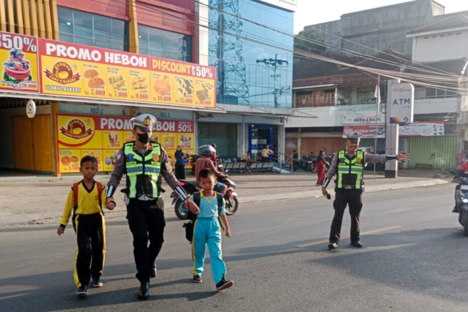 Satlantas Polres Tanggamus Siaga di Titik Rawan Pagi, Arus Lalu Lintas Terpantau Lancar