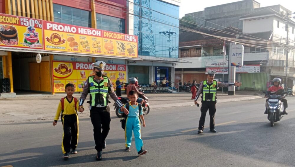 Satlantas Polres Tanggamus Siaga di Titik Rawan Pagi, Arus Lalu Lintas Terpantau Lancar