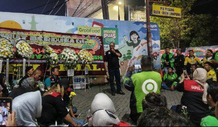 Viral Aksi 100 Driver Ojol Nyalakan Lilin untuk Bripka Arya Sumpena, Polisi Gugur Saat Gagalkan Curanmor di Lampung