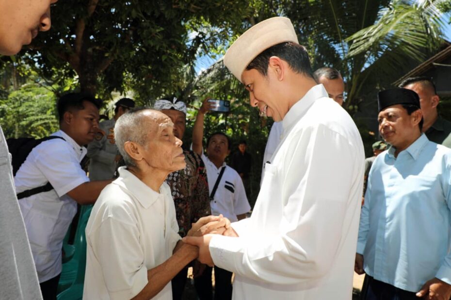 Iduladha Penuh Haru, Bupati Egi Datangi Rumah Mbah Mujiran dan Bawa Bantuan untuk Keluarga