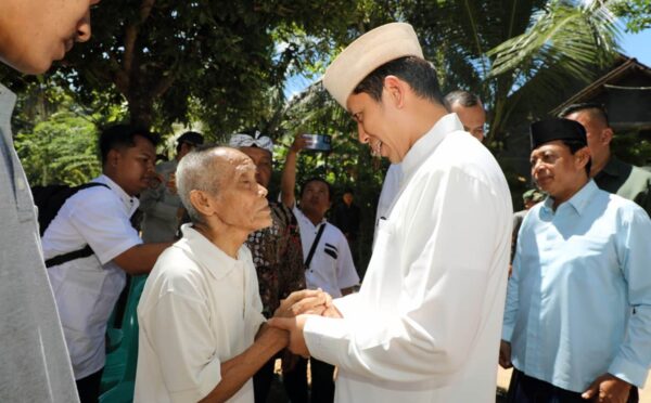 Iduladha Penuh Haru, Bupati Egi Datangi Rumah Mbah Mujiran dan Bawa Bantuan untuk Keluarga