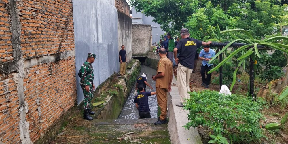 Babinsa Jagabaya III Pimpin “Selasa Bersih” di Bandar Lampung, Drainase Villa Citra 1 Kini Lancar