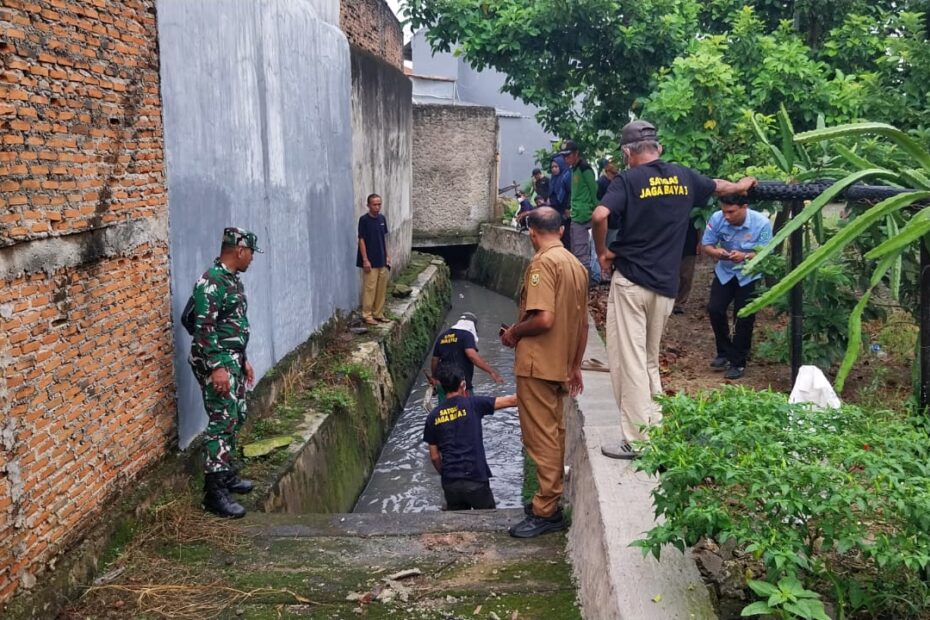 Babinsa Jagabaya III Pimpin “Selasa Bersih” di Bandar Lampung, Drainase Villa Citra 1 Kini Lancar