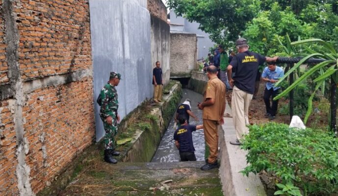 Babinsa Jagabaya III Pimpin “Selasa Bersih” di Bandar Lampung, Drainase Villa Citra 1 Kini Lancar