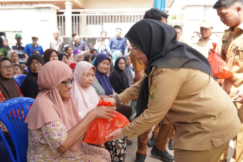 Wali Kota Eva Dwiana Salurkan Bantuan Beras untuk Ratusan Ribu Warga Bandar Lampung