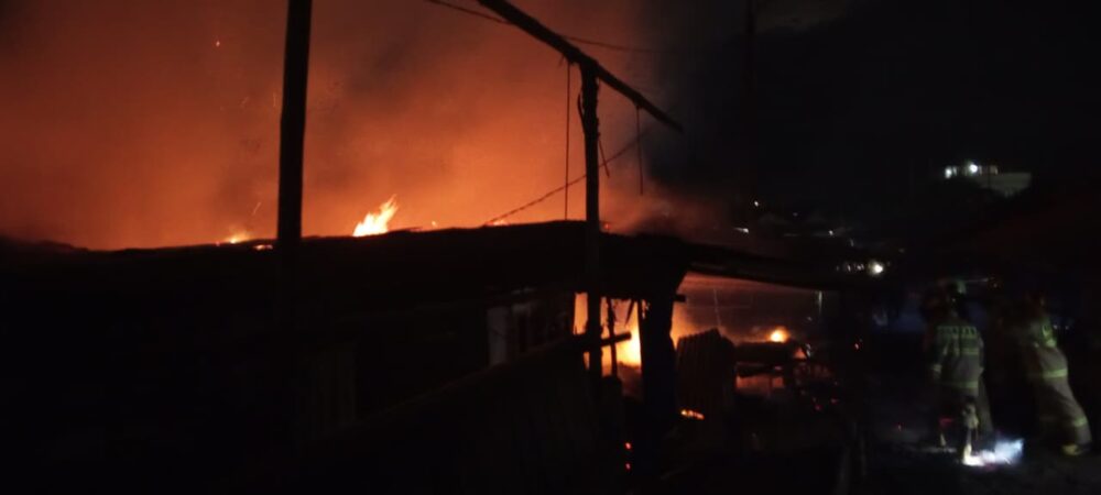 Kebakaran Hebat Landa Pasar Tempel Jembatan Merah Cimeng, Teluk Betung, Dua Mobil Damkar Diterjunkan