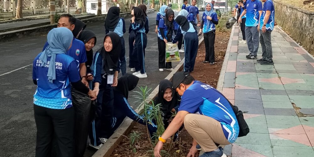 Sekretariat DPRD Lampung Selatan Kompak Sambut Gertak HELAU, ASN Gotong Royong Bersihkan Lingkungan