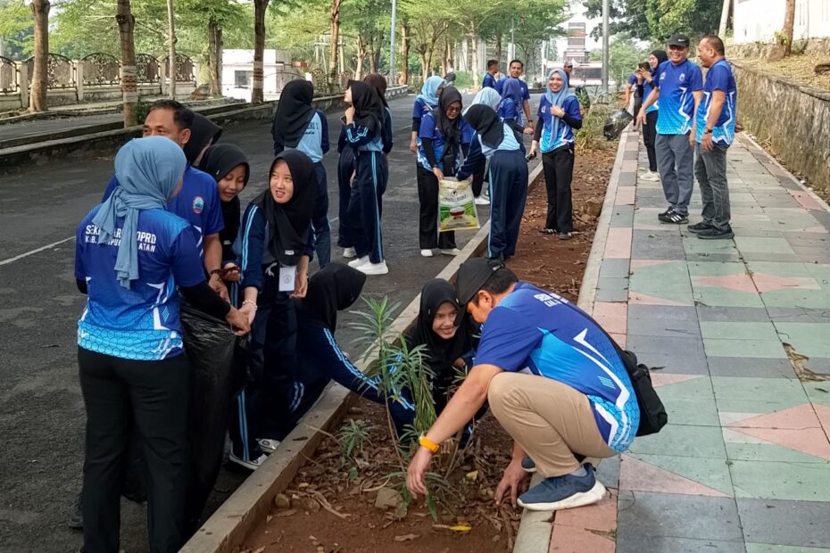 Sekretariat DPRD Lampung Selatan Kompak Sambut Gertak HELAU, ASN Gotong Royong Bersihkan Lingkungan