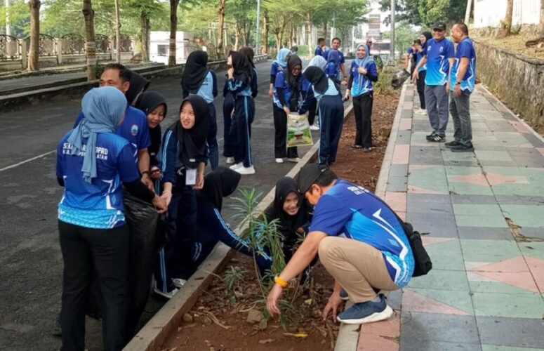 Sekretariat DPRD Lampung Selatan Kompak Sambut Gertak HELAU, ASN Gotong Royong Bersihkan Lingkungan