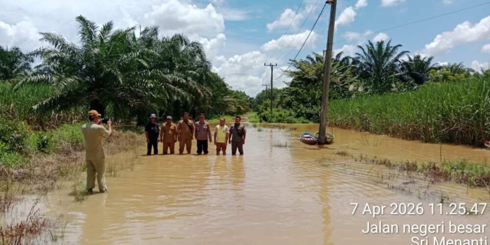 Kapolsek Negara Batin dan Uspika Pantau Banjir Luapan Way Kanan di Kampung Srimenanti