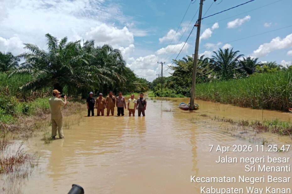Kapolsek Negara Batin dan Uspika Pantau Banjir Luapan Way Kanan di Kampung Srimenanti