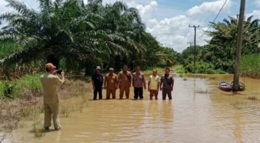 Kapolsek Negara Batin dan Uspika Pantau Banjir Luapan Way Kanan di Kampung Srimenanti