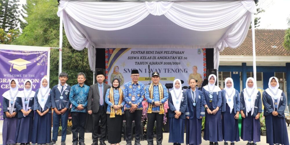 Bupati Parosil Lepas 213 Siswa SMPN 1 Way Tenong, Tekankan Pentingnya Karakter dan Akhlak