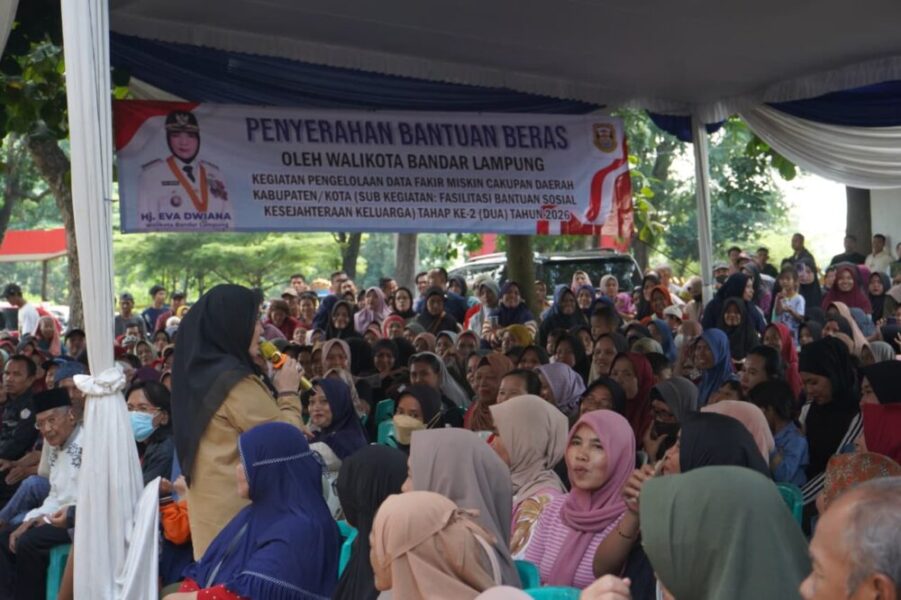 Wali Kota Eva Dwiana Salurkan Bantuan Beras untuk Ratusan Ribu Warga Bandar Lampung