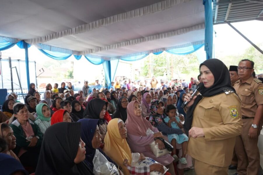 Wali Kota Eva Dwiana Salurkan Bantuan Beras untuk Ratusan Ribu Warga Bandar Lampung