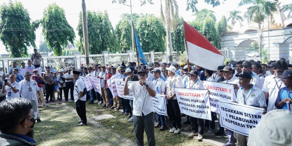 Dua Gelombang Buruh Pelabuhan Panjang Datangi Kantor Gubernur, Pemprov Lampung Janji Kaji Polemik TKBM Secara Objektif
