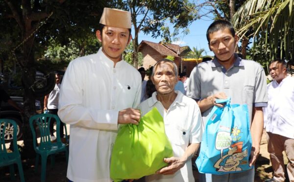 Iduladha Penuh Haru, Bupati Egi Datangi Rumah Mbah Mujiran dan Bawa Bantuan untuk Keluarga