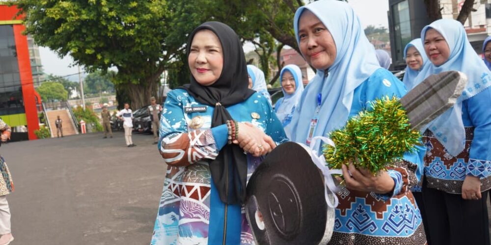 Wali Kota Eva Dwiana Bagikan 31 Mobil Operasional untuk Kepala Puskesmas di Bandar Lampung