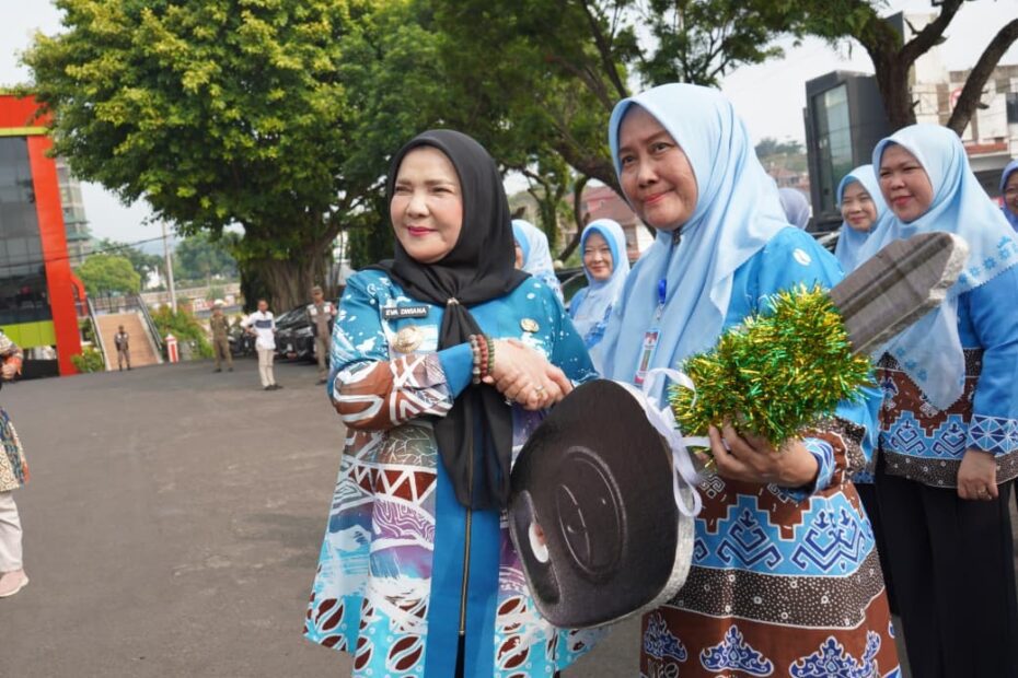 Wali Kota Eva Dwiana Bagikan 31 Mobil Operasional untuk Kepala Puskesmas di Bandar Lampung