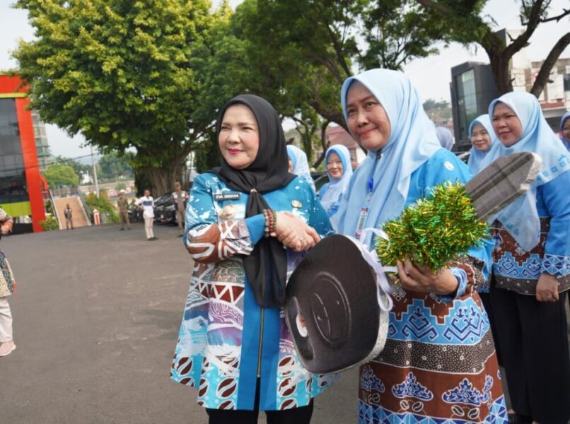 Wali Kota Eva Dwiana Bagikan 31 Mobil Operasional untuk Kepala Puskesmas di Bandar Lampung