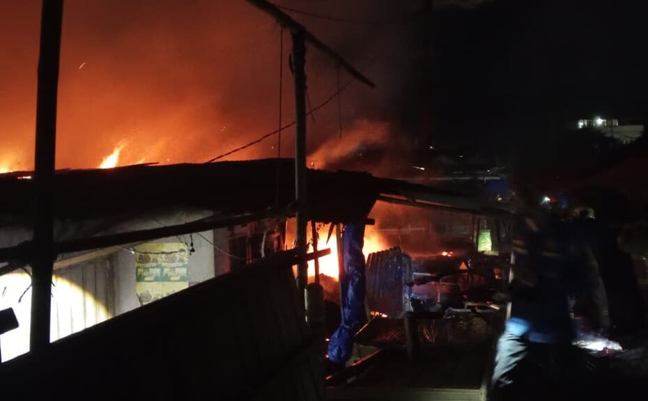 Kebakaran Hebat Landa Pasar Tempel Jembatan Merah Cimeng, Teluk Betung, Dua Mobil Damkar Diterjunkan